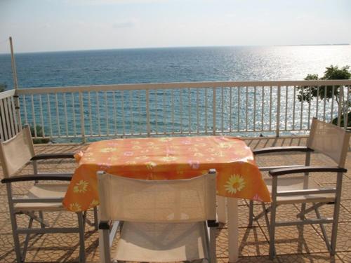 One-Bedroom Apartment with Sea View (2 - 4 Adults) image 1