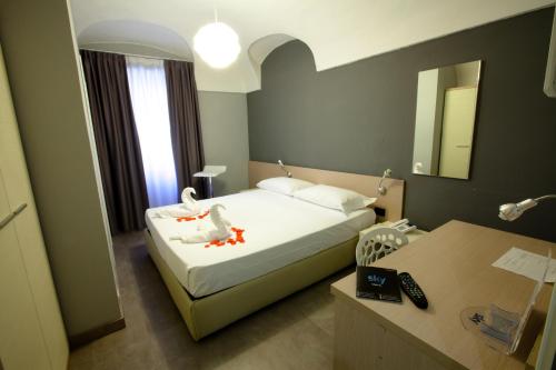 Double or Twin Room image 7