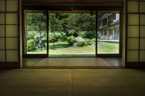 Family Room with Shared Bathroom - Non-Smoking