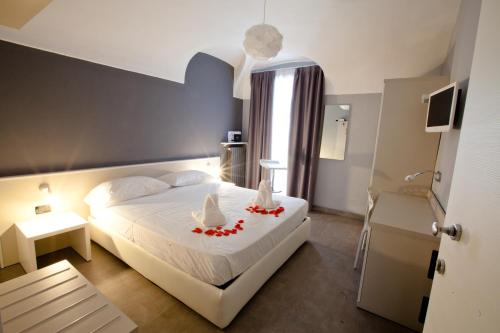 Double or Twin Room image 5