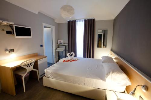 Double or Twin Room image 6