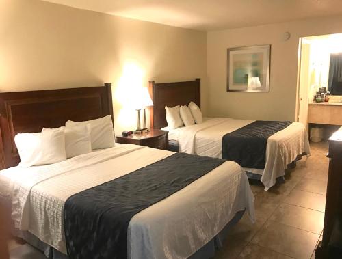 2 queen beds