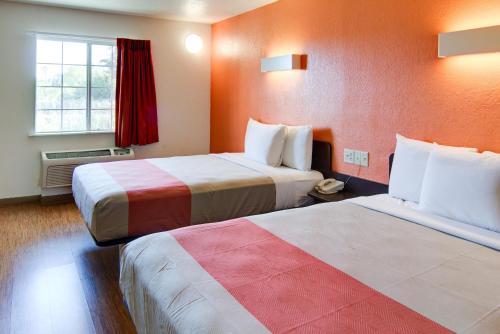 2 queen beds