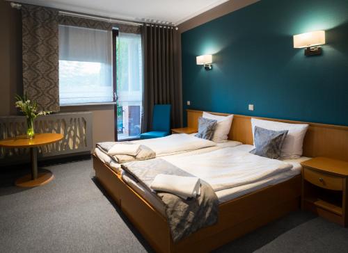 Hotel Restauracja Tawerna Gliwice - duży parking gratis