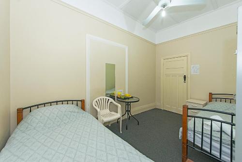 Budget Twin Room image 3