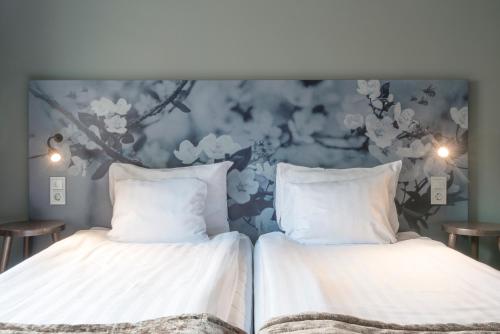 2 twin beds, 2 bunk beds