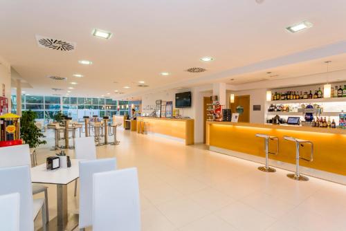Apartaments Cales de Ponent - image 6