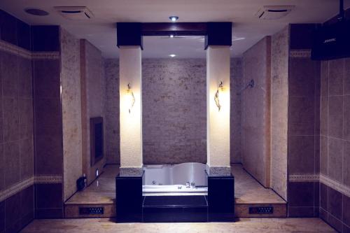 Bathroom, I-more Motel in Yonghe District