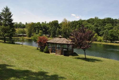 Robin Hill Camping Resort One-Bedroom Cottage 8