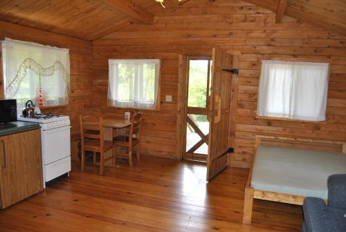 Robin Hill Camping Resort One-Bedroom Cottage 8