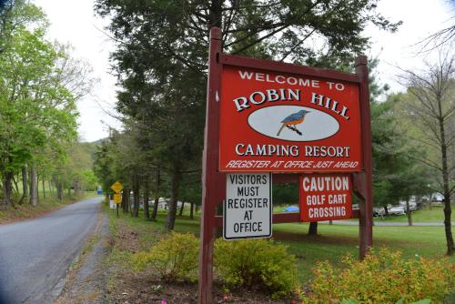 Robin Hill Camping Resort One-Bedroom Cottage 8