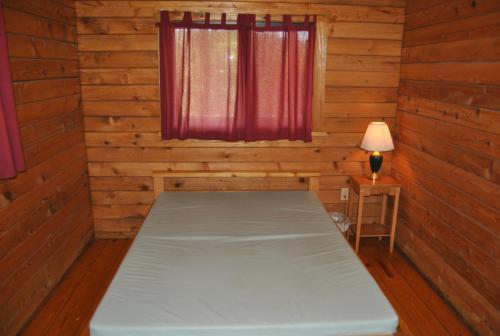Robin Hill Camping Resort Two-Bedroom Cottage 6 - image 8