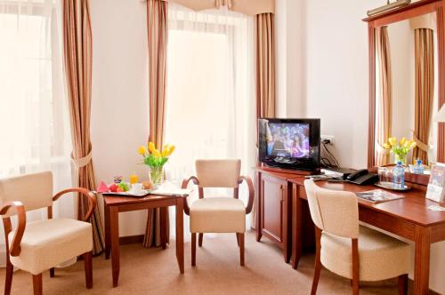 Вид, Hotel Dworek*** in Скерневіце