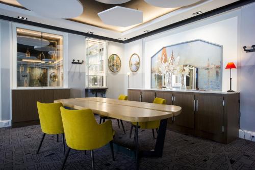 Bar/ Salón, Mercure Rodez Cathédrale & Résidence managed by Mercure Rodez in Rodez