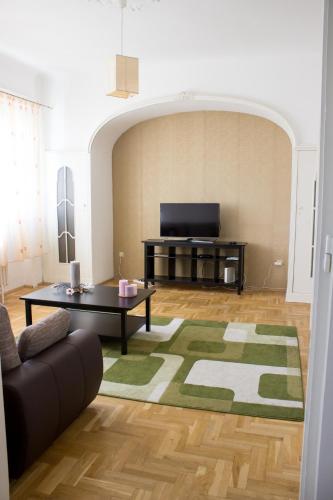 Home at Parliament, Budapest (photo 10)