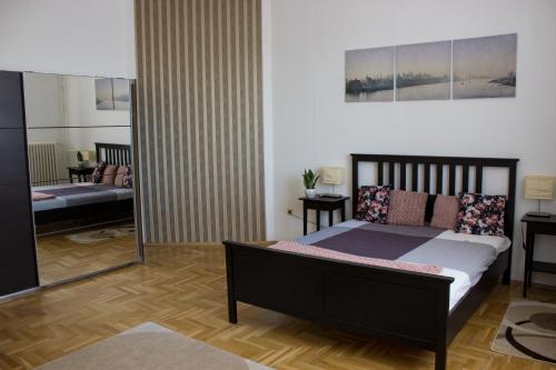 Home at Parliament, Budapest (photo 5)