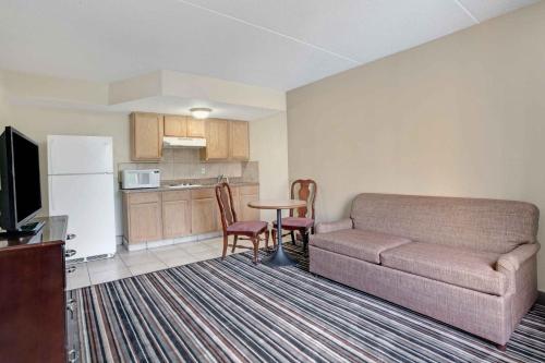 Suite with Two Double Beds - Non-Smoking