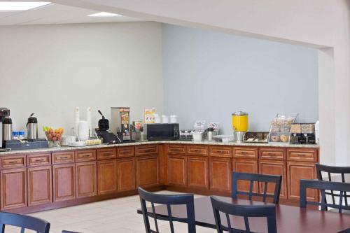 อาหารและเครื่องดื่ม, Rodeway Inn Charlotte Airport Area in ชาร์ล็อตต์ ซิตี้ เซ็นเตอร์