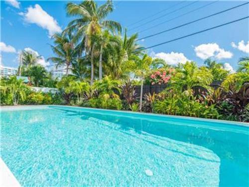 Coco Palm Escape: 5 Min Walk to Beaches, 5 Star Home, 4/2, Feet to BEACH, Heated Pool! Fort Lauderdale