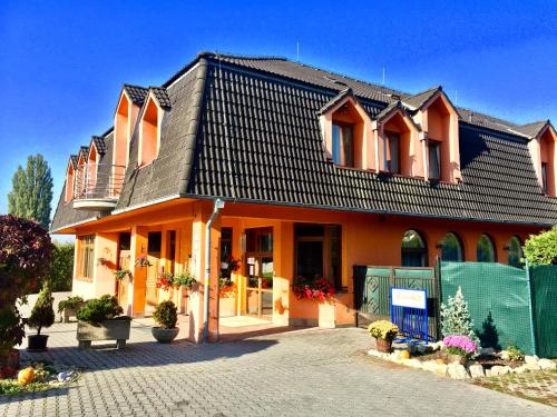 . Hotel Senica, Garni