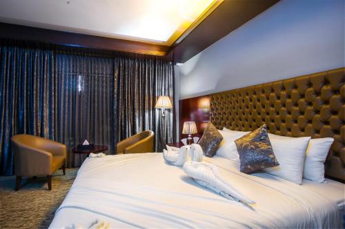 2 bedrooms, 5 beds