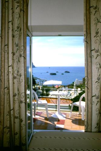 Standard Triple Room with Sea View