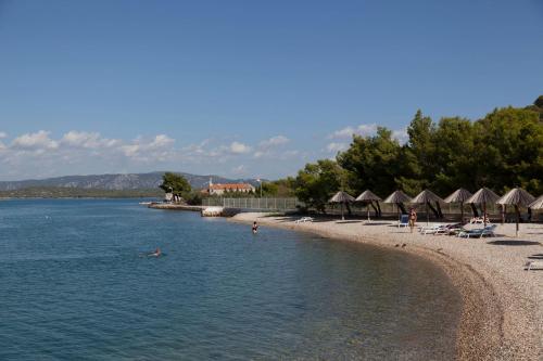 Beach, Hotel Stomorin-Marina Hramina in Murter