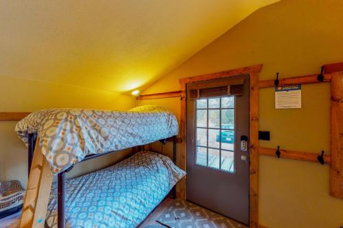 Endearing Cabin in Masontown, USA