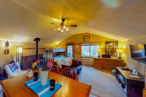 Endearing Cabin in Masontown, USA