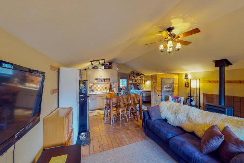 Endearing Cabin in Masontown, USA