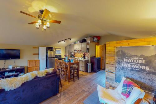 Endearing Cabin in Masontown, USA