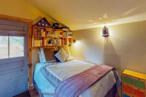 Endearing Cabin in Masontown, USA