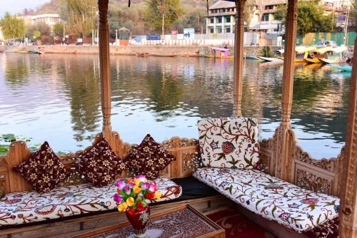 B&B Srinagar - White House Group Of Houseboats - Bed and Breakfast Srinagar
