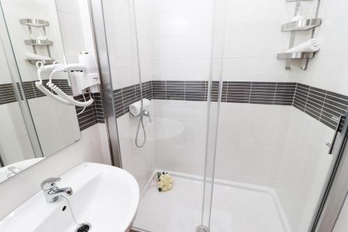 Summerland Apartments Rota