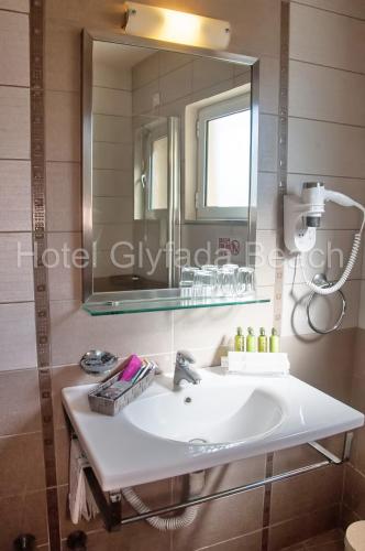 Glyfada Beach Hotel - image 8