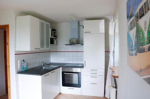 Kitchen, Ferienwohnung mit Tiny House in Freienwill