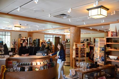Overlook Lodge and Stone Cottages at Bear Mountain - 상점