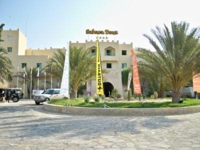 Sahara Douz Ideally located in the Douz area, Sahara Douz promises a relaxing and wonderful visit. Both business travelers and tourists can enjoy the propertys facilities and services. Service-minded staff will 