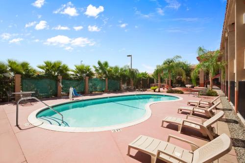 Swimming pool, Super 8 By Wyndham Indio in Indio (CA)
