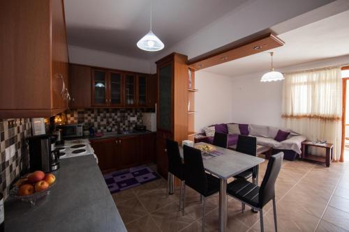  Great Apartment near Airport in Artemida