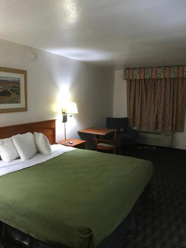 Extend-a-Suites Phoenix Stop at Extend A Suites to discover the wonders of Phoenix (AZ). The property features a wide range of facilities to make your stay a pleasant experience. Service-minded staff will welcome and guide y