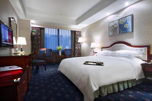 Guestroom, Wuhan Ramada Plaza Tian Lu Hotel in Wuhan