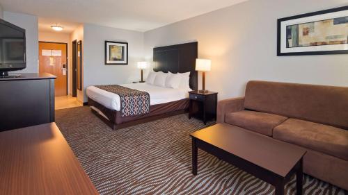 1 king bed, 1 sofa bed