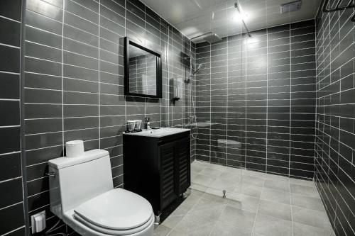 Standard Twin Room with City View image 6