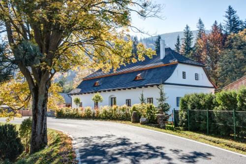 Bejárat, Mezi plutky boutique dum in Celadna