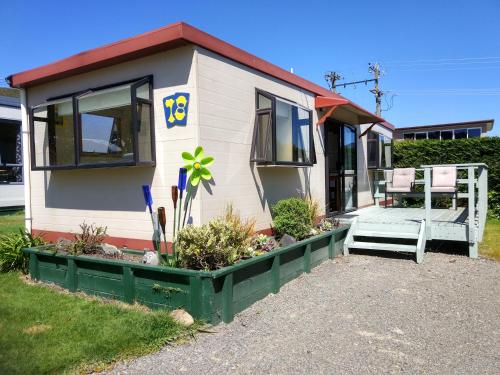 Hotellet från utsidan, Picton's Waikawa Bay Holiday Park in Picton