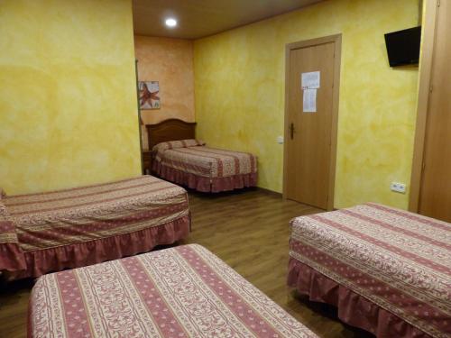 4 twin beds