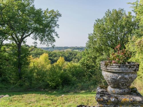 Holiday Home with Private Pool in Montaigu-de-Quercy gîte à louer Roquecor