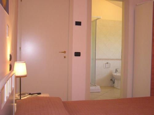 1 queen bed, 1 twin bed