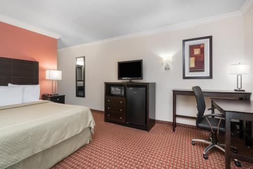AmericInn by Wyndham Johnston Des Moines image 33